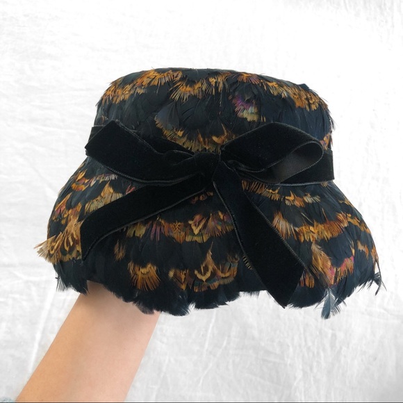 Vintage Accessories - VINTAGE/ “Lane Bryant” feather + velvet hat